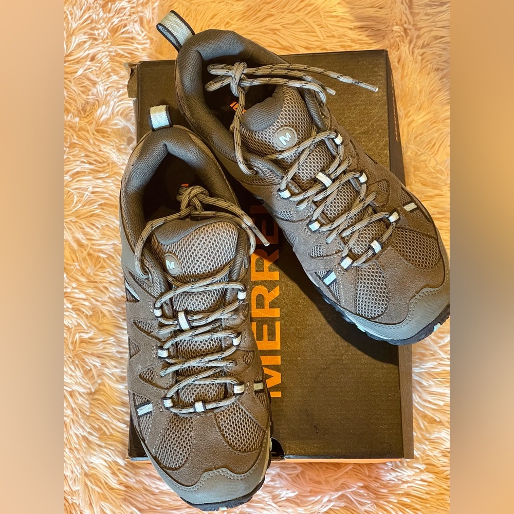 NEW Merrell Hiking Boots Women’s 10